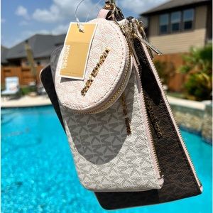 MICHAEL KORS TRIO POUCH WRISTLET